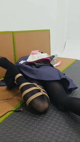 前来拍摄的绯樱，在结束更衣时惨遭摄影师毒手。打晕捆绑肆意妄为（上） 第11张