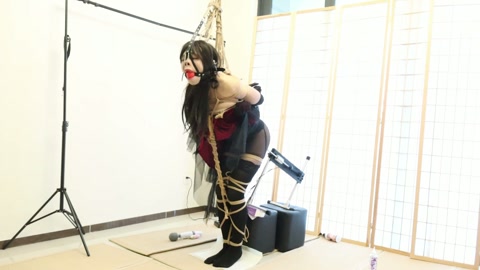后庭炮机调教男娘，被以一种极其难受得姿势紧缚捆绑站在原地，后面被炮击反复抽插，马具口塞和鼻钩强制让小... 第11张