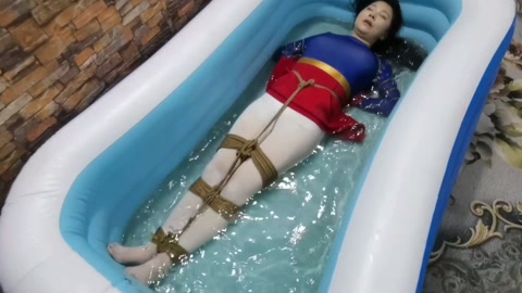 女超人雅思接到任务,去抓拿歹徒,刚进去歹徒老巢,空中毒气把她熏晕过去.被绑了起来 第11张