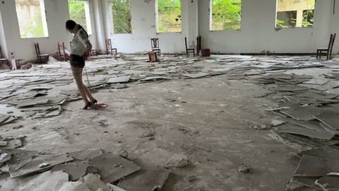 女j自救失败被抛尸荒野 第11张