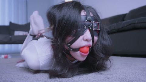 定制女神收集图鉴3去参加cos的小姐姐楼梯间被人尾随晕了过去，醒来已经被吊起来了…全程单手套紧缚+鼻... 第11张