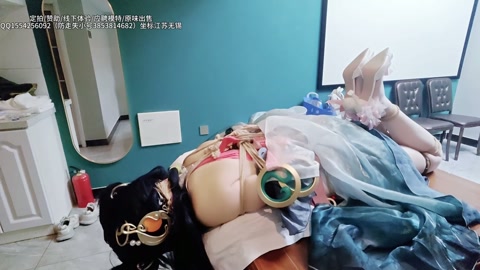 小云离恨烟cos两个半小时超长放置 驷马放置在桌上经历强高控制＋反复电击（下）被脱下高跟鞋用拇指拷+... 第11张