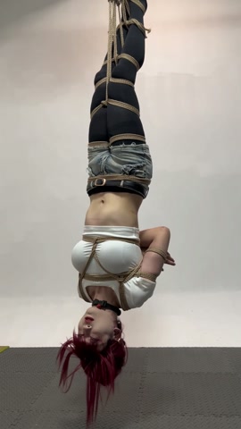 山田小姐倒吊地狱，一开始还嘻嘻哈哈做运动挣扎。放放最后情绪崩溃大哭起来 第11张