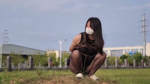 户外体验日式后高手 绑好以后，丝袜堵嘴 ，小怡在车后排 体验人群中路过 第11张