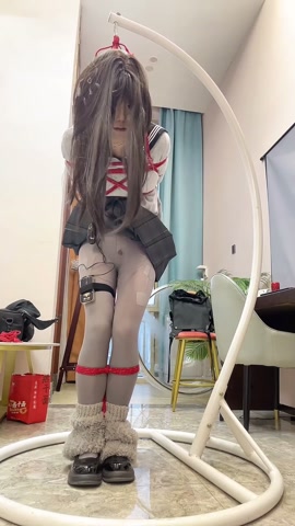 灰丝黑长直可爱学生装，强制罚站紧缚，同时被训练器和郊狼轮番轰炸 第11张