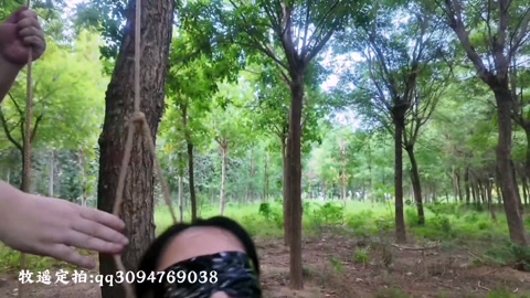 牧瑶定拍少女去小树林去约会,偏偏走错了小树林,遇到2个绑匪遭绑架 第11张