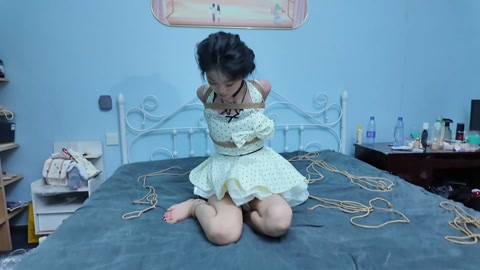 白培培极限直臂绑在床上  极限直臂，大号口球，极限捆绑在床上，口水直流，黑暗放置 第11张