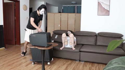 直播劫难（下集）女老板被助手胁迫继续直播 M字开腿展示各类堵嘴道具 最后被迷晕装箱 第11张