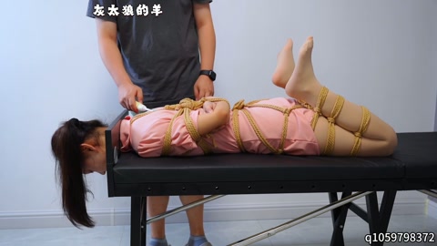 粉衣少女被高位悬挂吊缚，大口径口球堵嘴呻吟、口水直流，再被紧紧捆绑驷马TK调教 第11张
