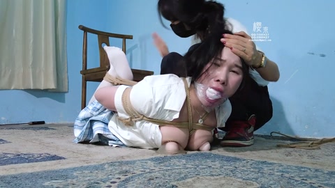 绑架 歹徒绑架勒索女学生捆绑固定在椅子上白袜塞嘴胶带封嘴鞭打电击折磨！波波呗固定刺激强G羞辱！自己解... 第11张
