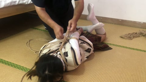 荷露超紧并肘直臂一根绳交叉腿驷马 挣脱测试 最后实在受不了一直求饶手都紫了 第11张