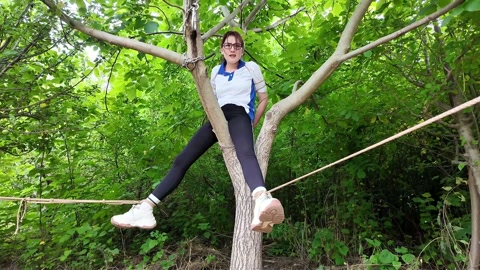 贝贝TKSP第三部下小美女贝贝被带到一个房间绑到长凳子上SP，被打哭还不罢休，又被带到户外，大字捆绑... 第11张