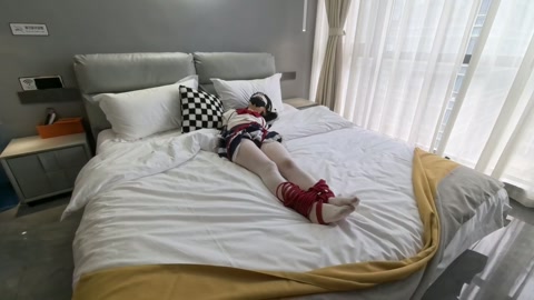 连体油光白丝JK双马尾，绳宠罐罐入体玩具放置挣扎，一边高C一边拼命挣扎，真空袋不留一丝空气，放任罐罐... 第11张
