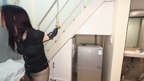 180大高个美女体验皮具紧缚 第11张