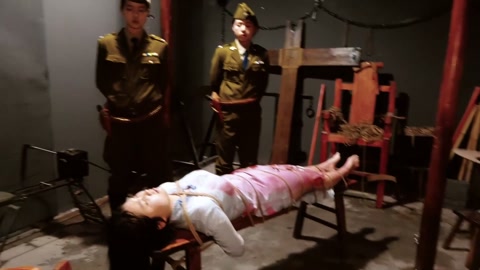 《喋血交通站》上集 女交通员在获取情报时被军统女特务抓获在刑房遭遇非人的酷刑折磨依旧坚贞不屈 第12张
