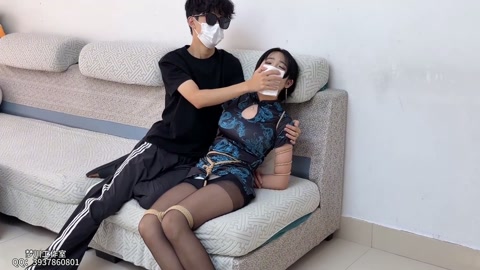 【讨厌的小邻居】小骨 平日里大喊大叫的小骨听歌跳舞没有节制 影响到了旁边邻居 便直接将小骨绑了起来 第12张