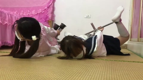 两个女孩 玩自铐 一个驷马铐一个驷马架 铐上发现钥匙在床上 第12张