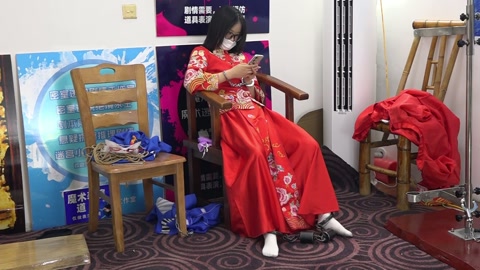 兰兰红色秀禾服，被捆绑鞭打招供，手铐脚镣，砝码脚镣 第12张