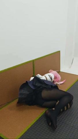 前来拍摄的绯樱，在结束更衣时惨遭摄影师毒手。打晕捆绑肆意妄为（上） 第12张