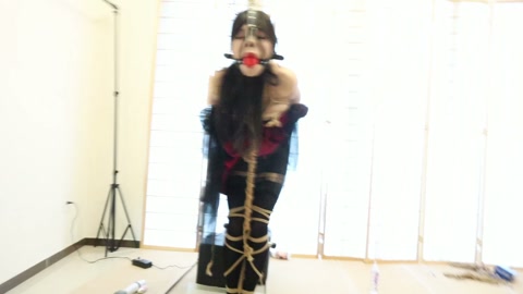 后庭炮机调教男娘，被以一种极其难受得姿势紧缚捆绑站在原地，后面被炮击反复抽插，马具口塞和鼻钩强制让小... 第12张