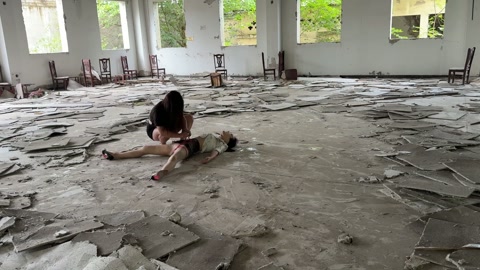 女j自救失败被抛尸荒野 第12张
