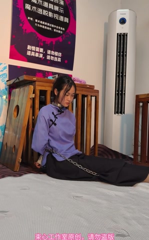 小月五四装，脖手脚连铐，喂鱼，家居简单生活剧情 第12张