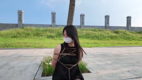 户外体验日式后高手 绑好以后，丝袜堵嘴 ，小怡在车后排 体验人群中路过 第12张