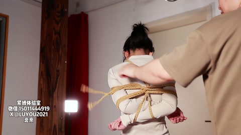 旋转女团 可爱小雯，被团缚在旋转台上，口塞禁言，鼻钩使她仰面无法回避拍摄，就这样被展览 被观看！ 第12张