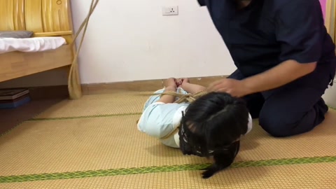 红豆好利来制服 肉丝直臂驷马挣扎 带着口球还扭来扭曲挺可爱的 第12张