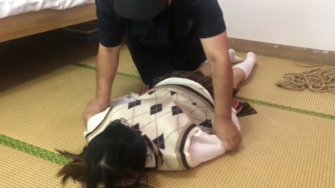 荷露超紧并肘直臂一根绳交叉腿驷马 挣脱测试 最后实在受不了一直求饶手都紫了 第12张