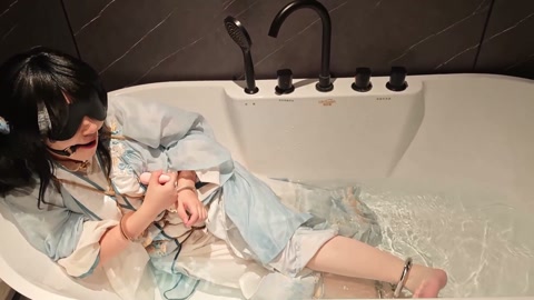 饿殍 明末千里行 满穗的自缚，捆绑镣铐走绳浴池湿身 第12张